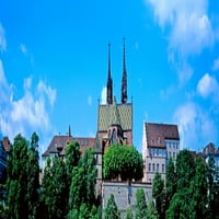 Pogled iz niskog kuta na katedralu Munster, Basel, Švicarska tiskanje plakata