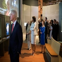 Sadašnje I Bivše Prve Dame Izgled Na Izložbi U George Bushova Knjižnica. Dr. Bill Clinton Povijesti