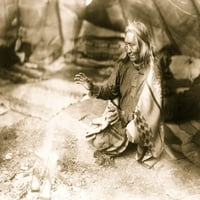 Navajo Indijanac grije ruke nad vatrom u teepeeju. Ispis plakata