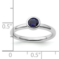 Prsten od sterling srebra s niskim okruglim safirom.