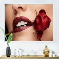 DesignArt 'Djevojka s crvenim ružem koji drži ružu u ustima' Moderno uokvirena platna zidna umjetnička printa