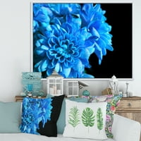DesignTart 'Detalji plavog cvijeća na crnoj pozadini I' tradicionalno uokvirena platna zidna umjetnička tiska